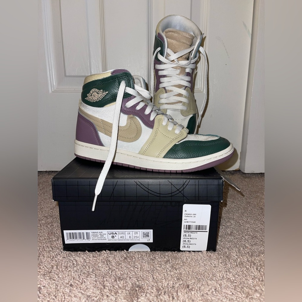 Nike Womens Air Jordan 1, Galactic Jade/Desert Sail, size 8.5